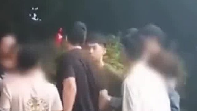 小伙对母亲拳打脚踢，遭旁人耳光教育：这是你妈