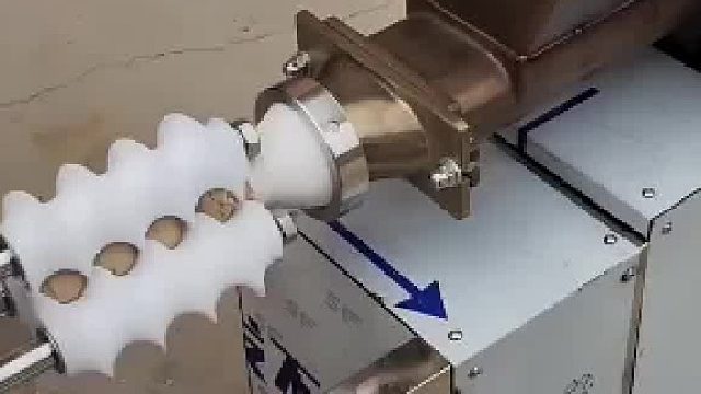 以前靠手搓，现在看机器转，这工人研究的卷弹器太绝了！