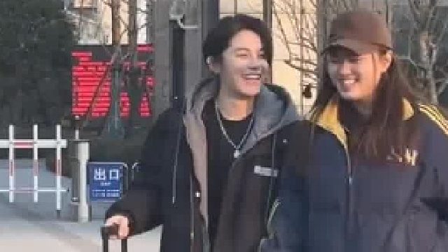 女儿和男同学聊天，爸爸车内脸色阴沉