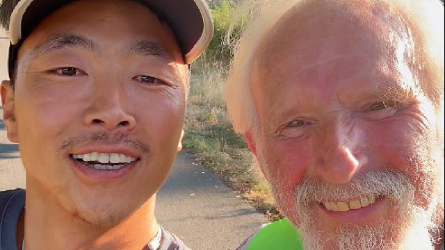 被一位爱好中国文化的爷爷“追赶八条街”是什么体验？