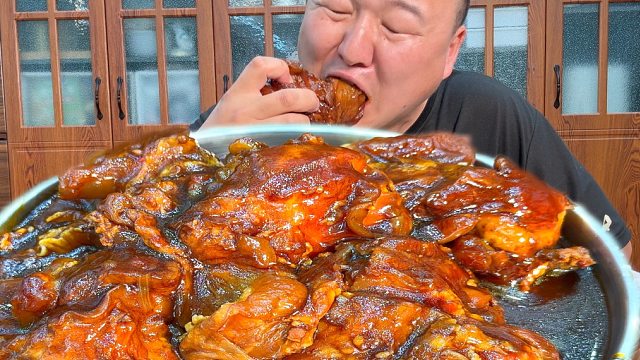 岳父送来点牛窝骨，阿强做酱焖牛窝骨，肥而不腻。