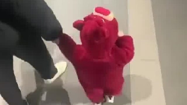 萌娃误将妈妈踢屁股当爸爸恶作剧​