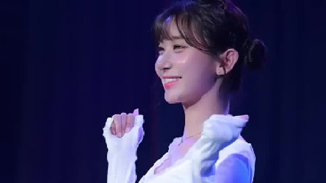 白衬衫牛仔裤的舞台甜妹