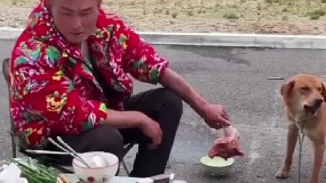夫妻俩开车到拉萨游玩，结果在路边做饭时被烫伤了
