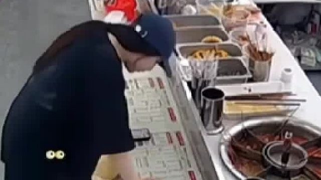 点完菜结账时非说自己没点牛筋丸，老板气得把监控放出来证实