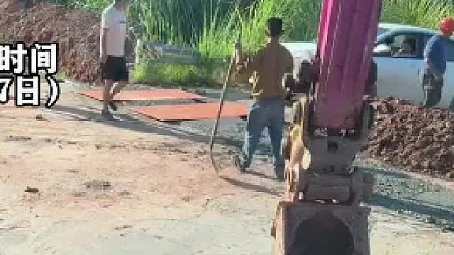 工程队专门弄的板子让司机开过去，该加油时不给油陷坑里，网友：真是不知道自己有几斤几两