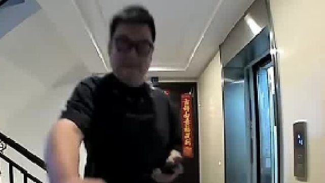 楼上业主家的小狗没拉住走出电梯，男子看到后立马救援，小狗：感谢大哥救我一命