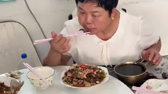 女子称奶奶吃的是十天前爷爷出殡剩下的，众人闻的作呕唯独奶奶一人在吃