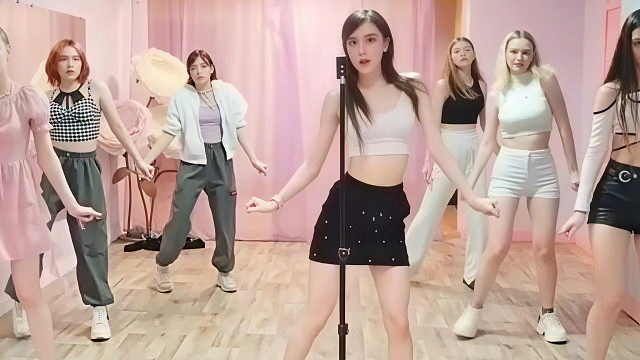 俄罗斯姑娘才艺表演23.10.07_集体舞05