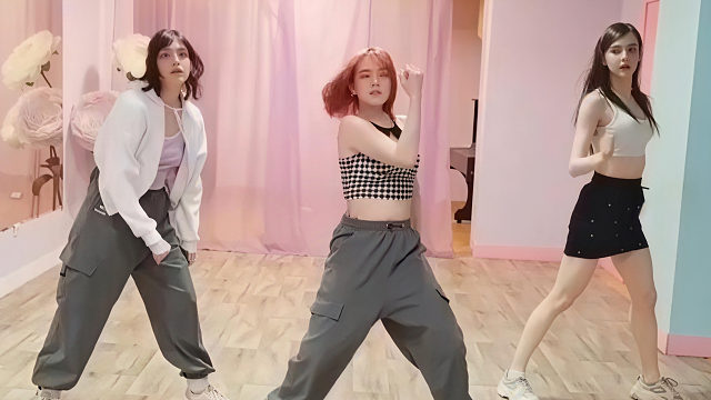 俄罗斯姑娘才艺表演23.10.07_团舞01