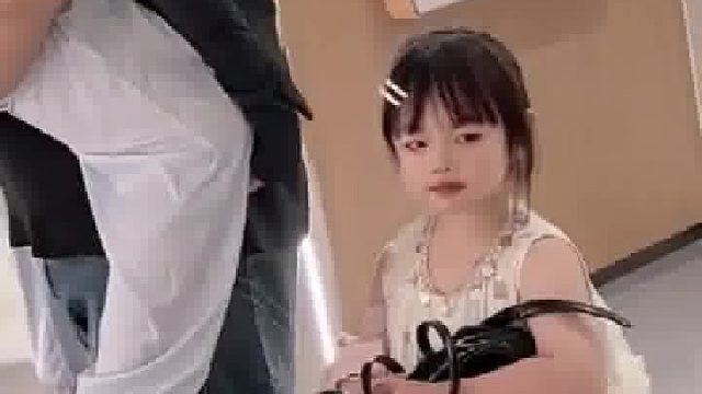 这就是嫡长女的家庭地位，姐姐脚上长了疣，妈妈排队爸爸抱她，妹妹帮她拿东西​