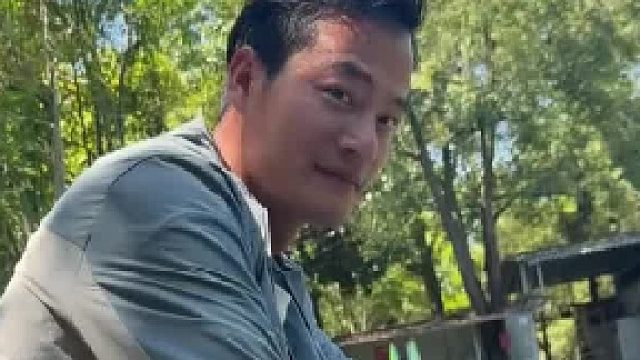 天热鱼不咬钩急坏钓友，同伴直接拿冰淇淋诱鱼上钩