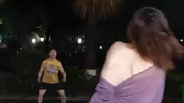 打羽毛球忘带球拍时如何赢？女子的操作惊呆对手​