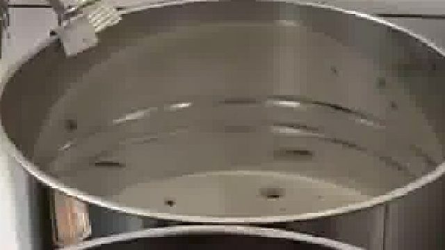 本以为清理油沫繁琐费劲，小哥上手一气呵成瞬间处理干净