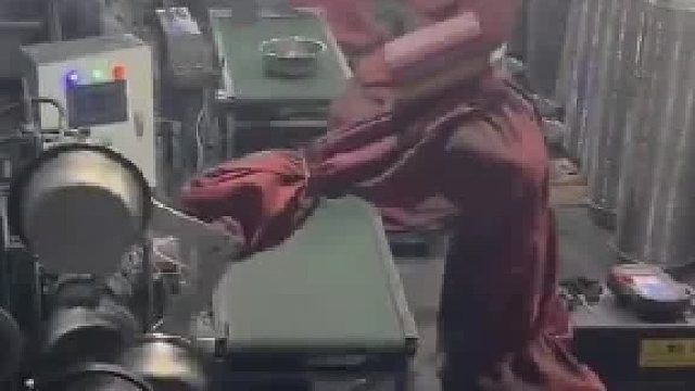 拍摄者说：要不是拍这个视频工厂都不用开灯