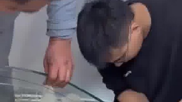 一户人家用玻璃做了个护栏，装修师傅晒“硬核切玻璃技术”