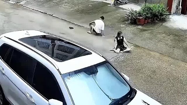 毫无征兆！地面瞬间塌陷，路人直接掉坑里！