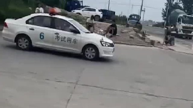 驾考车辆转弯抢行不让直行罐车，大型罐车直接将其别停，网友：右转车要让直行车辆