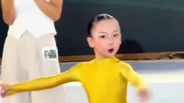 蓝衣女孩连续两次对黄衣女孩下黑手，没想到却推出了一位冠军。