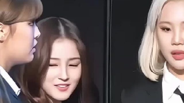 千万别眨眼，中间这位转身瞬间气场全开！