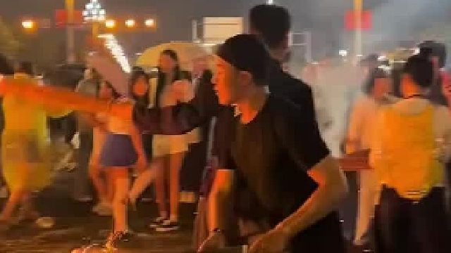 去体验火把节，没想到一不注意直接把女友的包也扔进去了