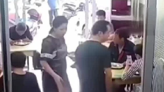 我是一个女人，我感觉揍得轻，往死里揍