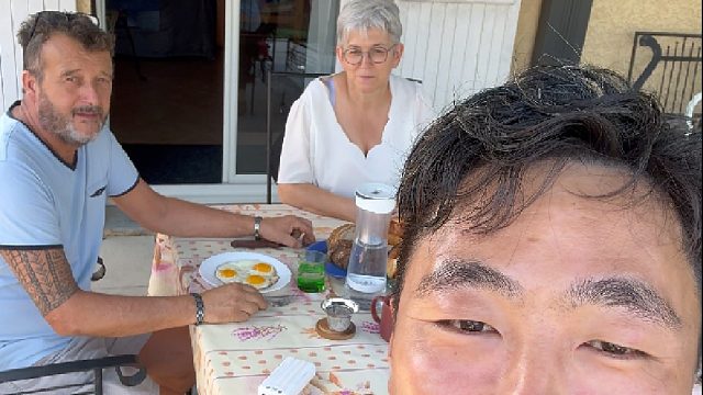 骑行法国小镇，被一群人围观并疯狂投喂是种什么体验？