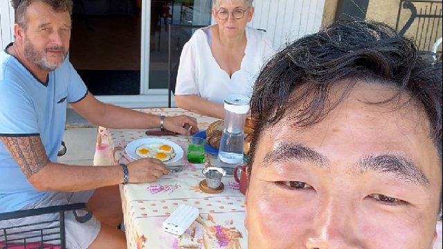 骑行法国小镇，被一群人围观并疯狂投喂是种什么体验？