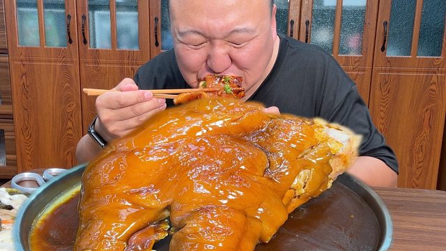 岳父送颗猪头，阿强做香卤猪头肉，肥而不腻，香气四溢。