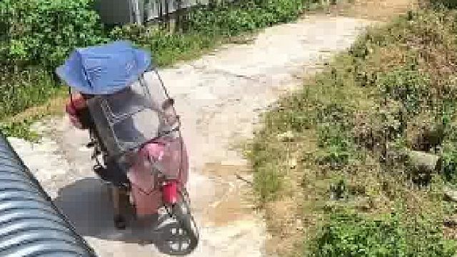 女儿发文称父亲孤家寡人，在外挣钱后就被村里麻将馆的人上门来接，倘若父亲执意不去转眼就能翻脸​