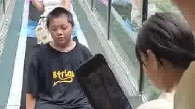 景区里游客们坐魔毯上山，工作人员没给男孩铺袋子引发网友讨论