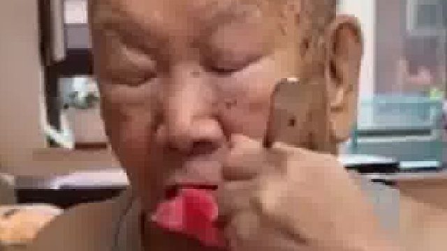 94岁老人吃西瓜，大口吃西瓜，直呼不怎么甜​