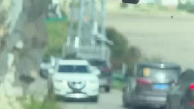 道路堵车时仍有车子插队，不料插队的司机竟然调转方向倒着走，网友：退可攻，进可守，孙子兵法被他用活了