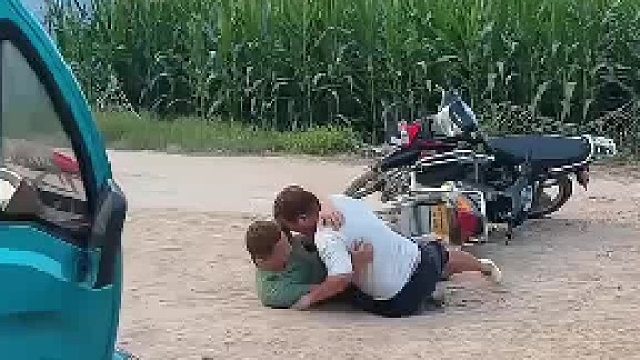 千万别眨眼！看三轮车如何凭实力把俩人“震”飞！