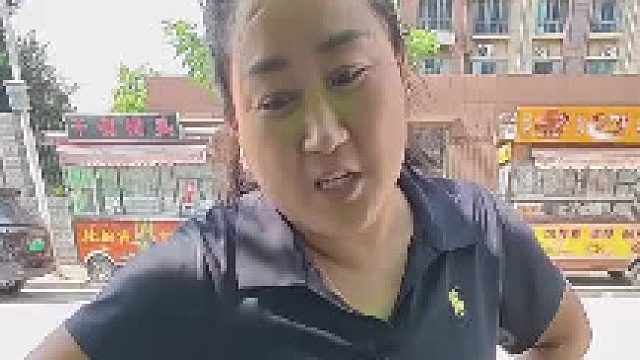 一个大姐路边买烤冷面，哈哈哈哈笑死我了