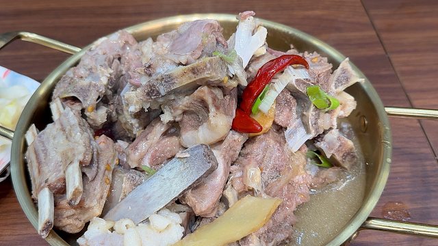 今天打扫一下冰箱，简单吃个羊肉面，大口吸面感觉超过瘾