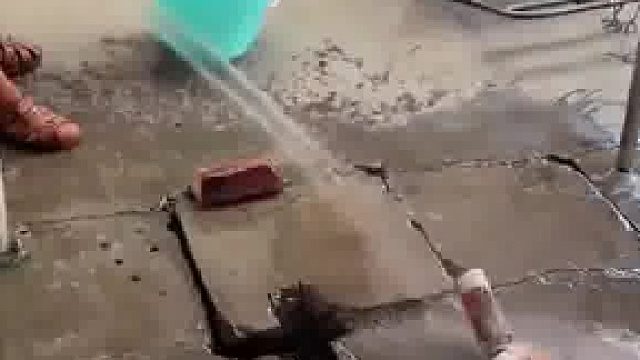 男子用气罐喷火枪烧腊肉，没想到喷枪一直着火，用水都浇不灭​