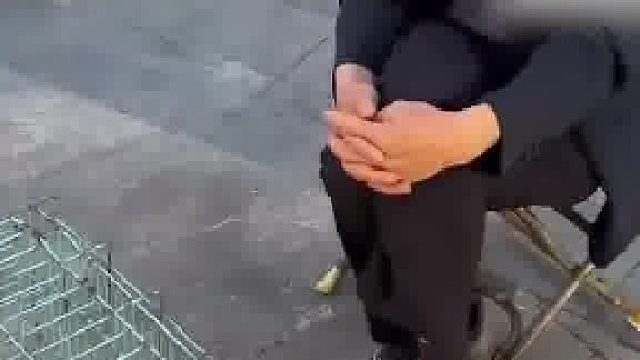 大叔守着空笼子卖金毛狗