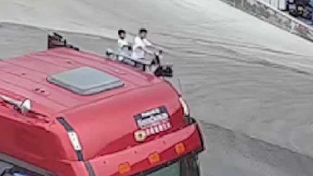 2名未满16岁男孩违规骑车上路导致车祸！