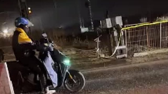 外卖小哥开爆闪灯 和对面的大车司机远光“对射”网友：当魔法遇上魔法