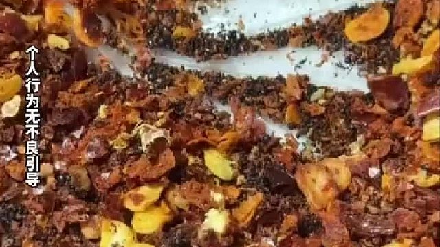 女子买辣椒面发现里面有铁屑，用吸铁石吸出来了好多，关键是发现的时候已经吃了好多