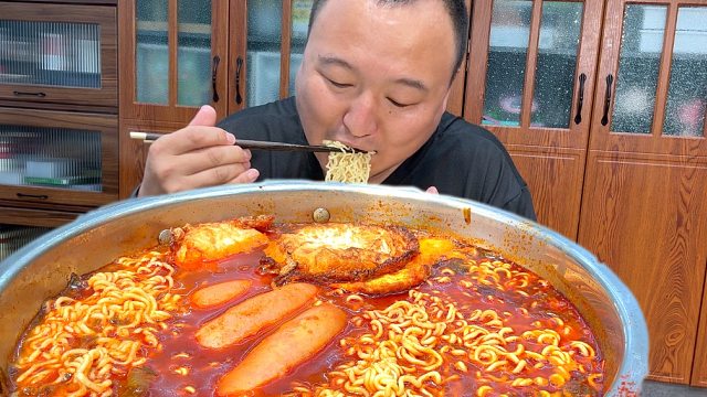 冰箱里剩一点方便面马上要过期，阿强把他紧急处理。