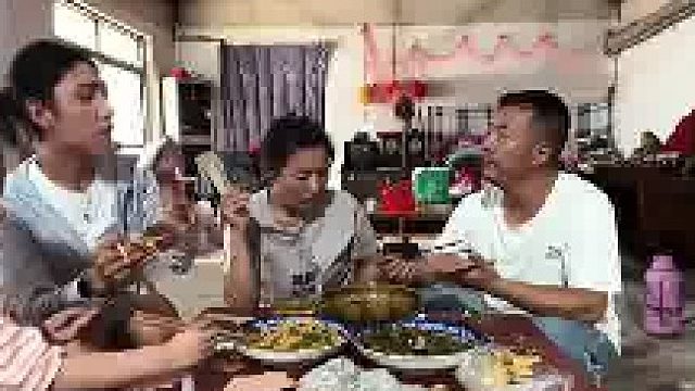 当妹妹生气扔筷子时，姐姐立马开始跟上去教育