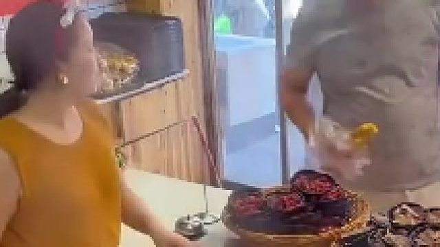开市第一个客人很重要，这叫扫霉运，老板娘太懂​