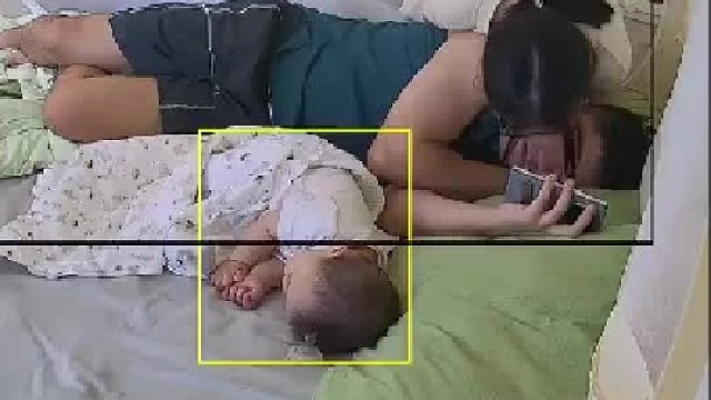 爸爸带孩子睡着时妈妈进来亲了一口爸爸，结果爸爸以为孩子跑过来要掉下床立马惊醒  ​