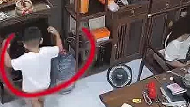 监控拍下惊险一幕