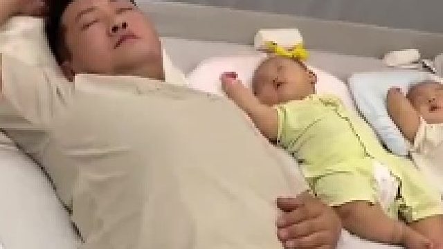 生四个娃这睡姿都和爸爸一样，这啥基因太强了