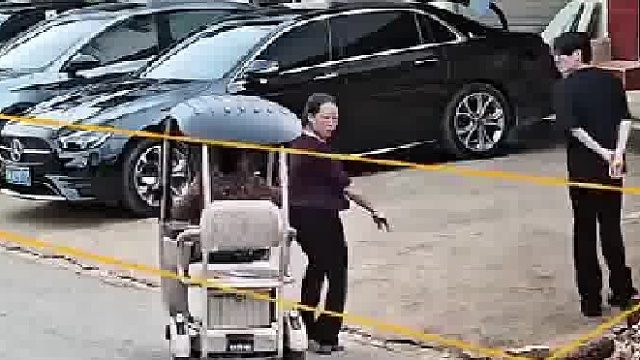 妈妈和儿子去取刚修好的车，结果人和车都被路过的三轮车撞了​