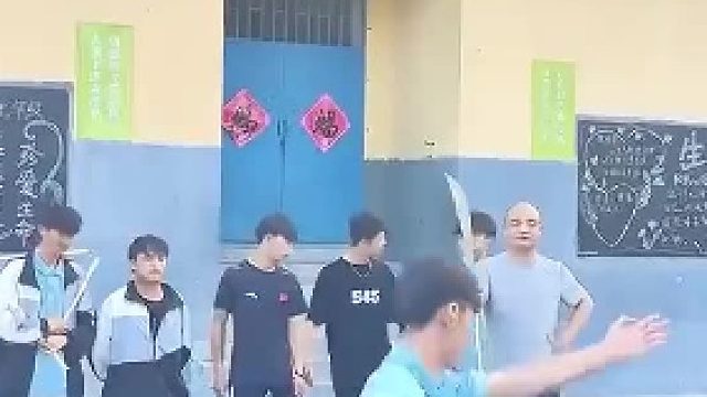 老师给学生指导动作，下一秒“被迫”跳起编花篮，画风很清奇​