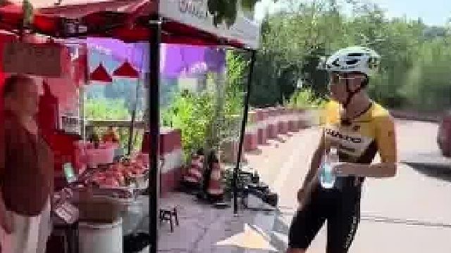 男子从山上骑行下来，没想到商店大姨那么会卖东西